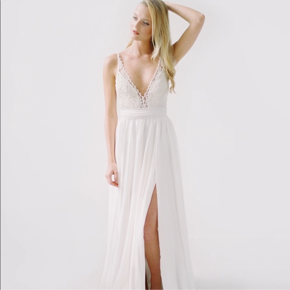Truvelle Kim Elegant White Lace Wedding Dress